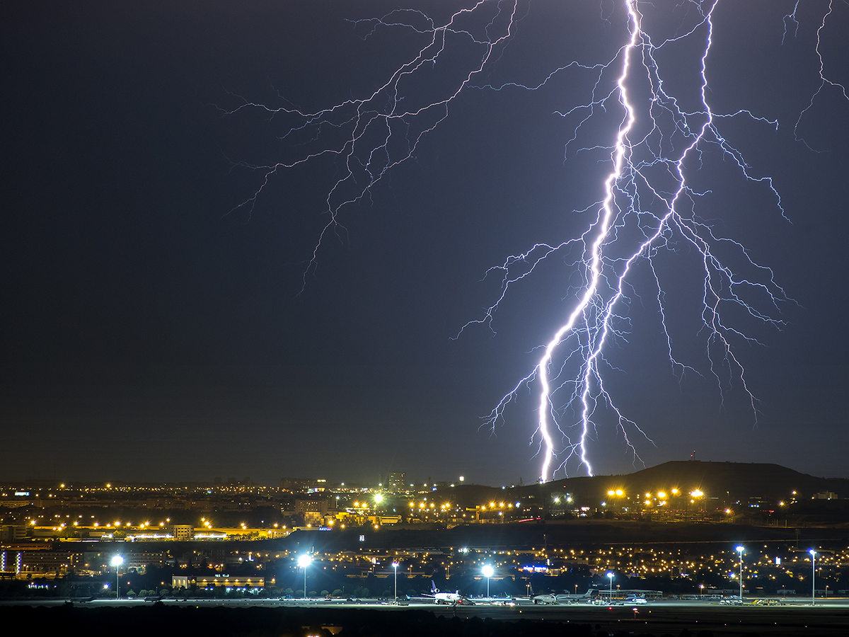 Este mes de junio está resultando bueno en cuanto a tormentas y sobre todo supercélulas en el E y NE peninsular, pero el de hace 10 años, 2015, también fue muy bueno, al menos en cuanto a tormentas. Una captura del 10 de junio de aquel año desde Paracuellos de Jarama, donde se dejaba ver una tormenta lejana cuando de pronto saltó este rayo de otro núcleo mucho más cercano saliéndose del encuadre.
