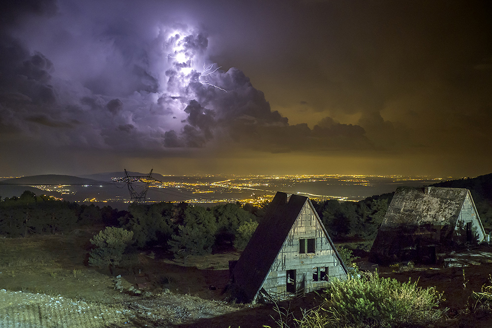 Desde el alto del León a 1511 m.s.n.m, también conocido como puerto de Guadarrama y que divide las provincias de Madrid y Segovia pude fotografiar recién anochecido del  29 de agosto de 2024 este relampagueante cumulonimbus mirando hacia la cara sur donde se pueden divisar las localidades de Guadarrama, Collado Villalba y Madrid al fondo del todo y en primer término unas antiguas casitas de montaña. 
