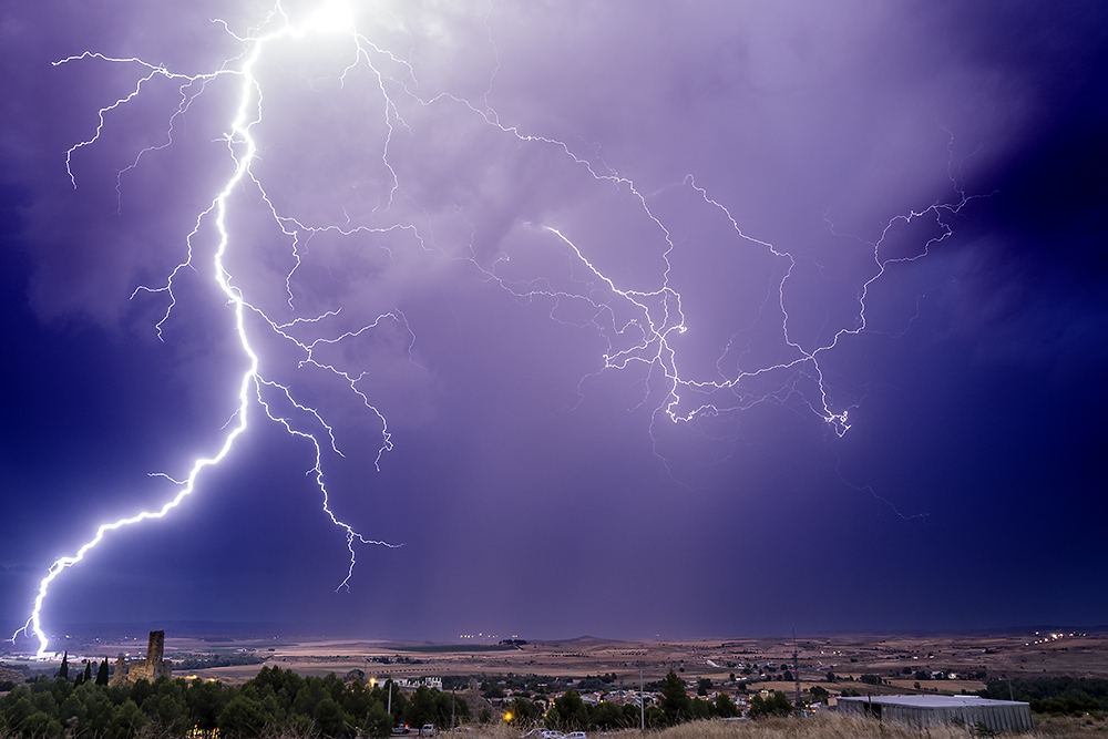 Al anochecer del 28 de junio de 2024, varias tormentas se acercaron al extremo sureste de la Comunidad de Madrid y uno de ellos alcanzó la localidad madrileña de Fuentidueña de Tajo, descargando este magnífico rayo relativamente cerca de mi posición. 
