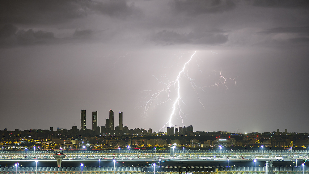 A las 4:16 horas de 29 de agosto de 2024 cayó este rayo sobre la ciudad de Madrid. Fue una madrugada donde las tormentas en la Comunidad de Madrid se hicieron esperar hasta que empezaron a crecer a eso de las 2 de la madrugada y no extinguirse hasta bien entrada la mañana siguiente. Fotografiado desde Paracuellos de Jarama.
