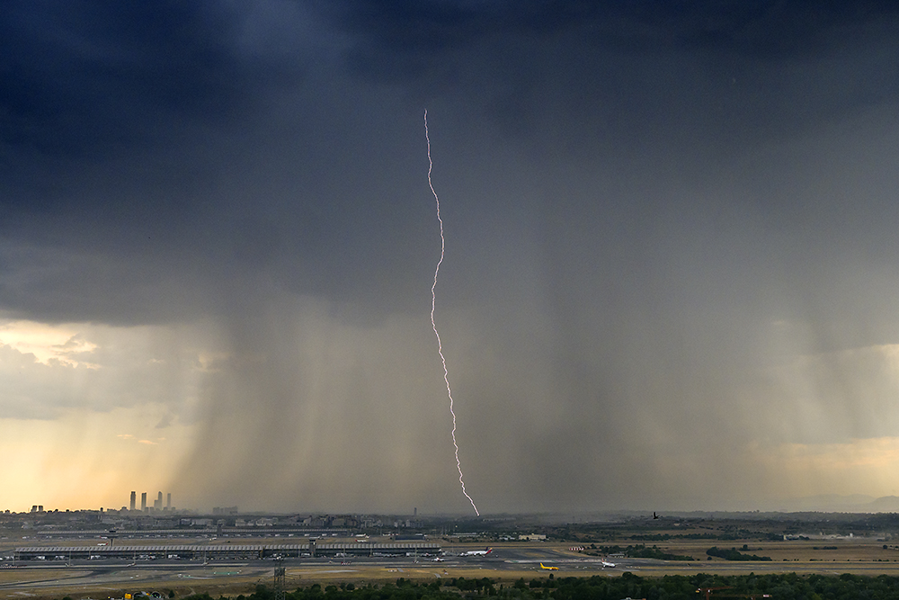 En la tarde del 25 de junio de 2024, un gran reventón húmedo acompañado de actividad eléctrica descargaba sobre Madrid y así lo podía ver y fotografiar desde la cercana localidad de Paracuellos de Jarama con el Aeropuerto Adolfo Suárez Madrid-barajas en primer término.  
