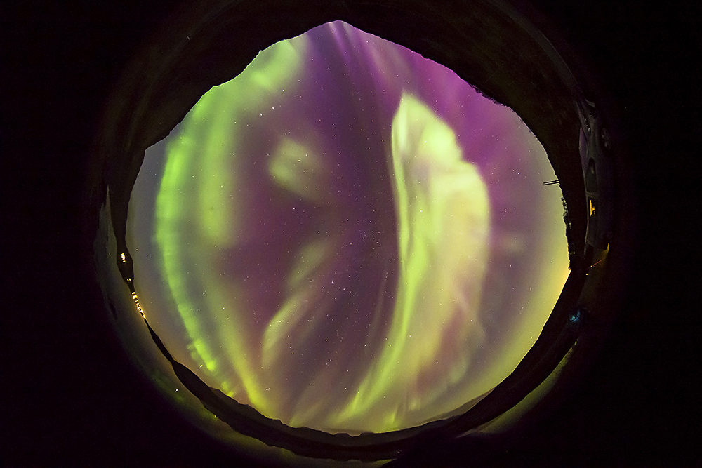 Es las islas Lofoten, Noruega, pude cumplir más que un sueño y era ver toda la bóveda celeste llenas de auroras boreales algo que en un principio no me imaginé que fuera así, tan extenso y que desde luego superó todas mis expectativas, ya que mirases a donde mirases casi no había porción del cielo sin las luces del norte. Eran las 16:39 horas, recién se había hecho de noche y para inmortalizarlo pude realizar esta fotografía con un ojo de pez abarcando 180º y 6 segundos de exposición, pero desde una hora antes y aun con el cielo clareado ya se dejaban  ver.
