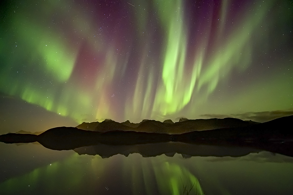 La noche del 9 de noviembre de 2024 fue espectacular en las islas Lofoten en Noruega en cuanto a auroras boreales se refiere, y si a todo ello le sumamos un entorno idílico rodeado de naturaleza, montañas, lagos, etc.. y con las damas de colores reflejándose en el agua termina resultando en una experiencia única. 
