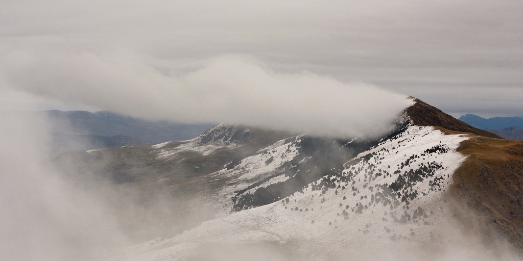 De bandera...
Taga, Ripollès. 26/11/2016 -- 11:55h.
Día frío de noviembre en el Ripollès, nevando durante buena parte del recorrido, y desde la cima del Taga (2035 m.) se pudo contemplar esta nube pegada al Puig Estela (2013m.), en la Serra Cavallera, que yo diría que era una bonita nube bandera.
