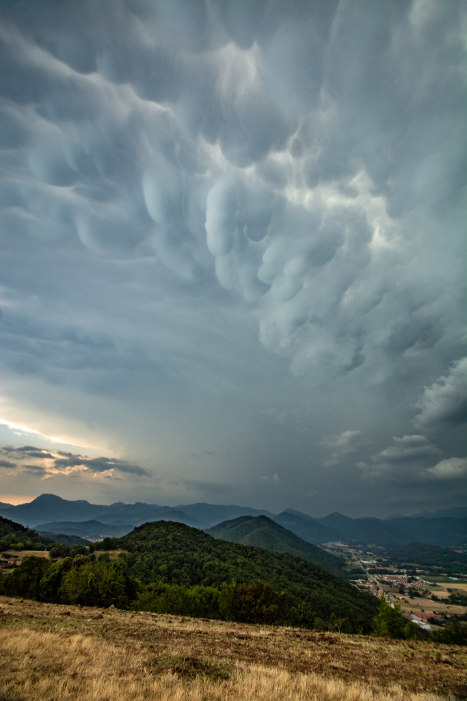 Mamatus de verano
Las tormentas del Ripollès llegaron a La Garrotxa en forma de espectaculares mamatus por encima de la Vall de Bianya.
