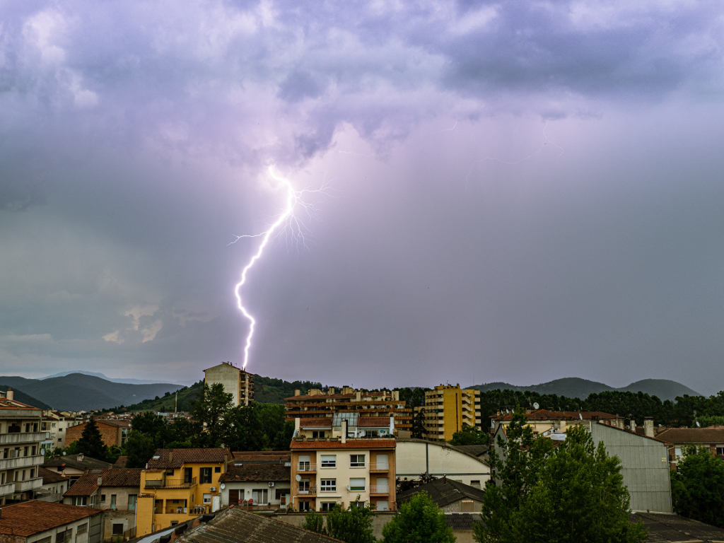 Rayo de junio
Un buen rayo pillado durante una tormenta de mediodia que bajaba del Ripollès por la Vall de Bianya.
