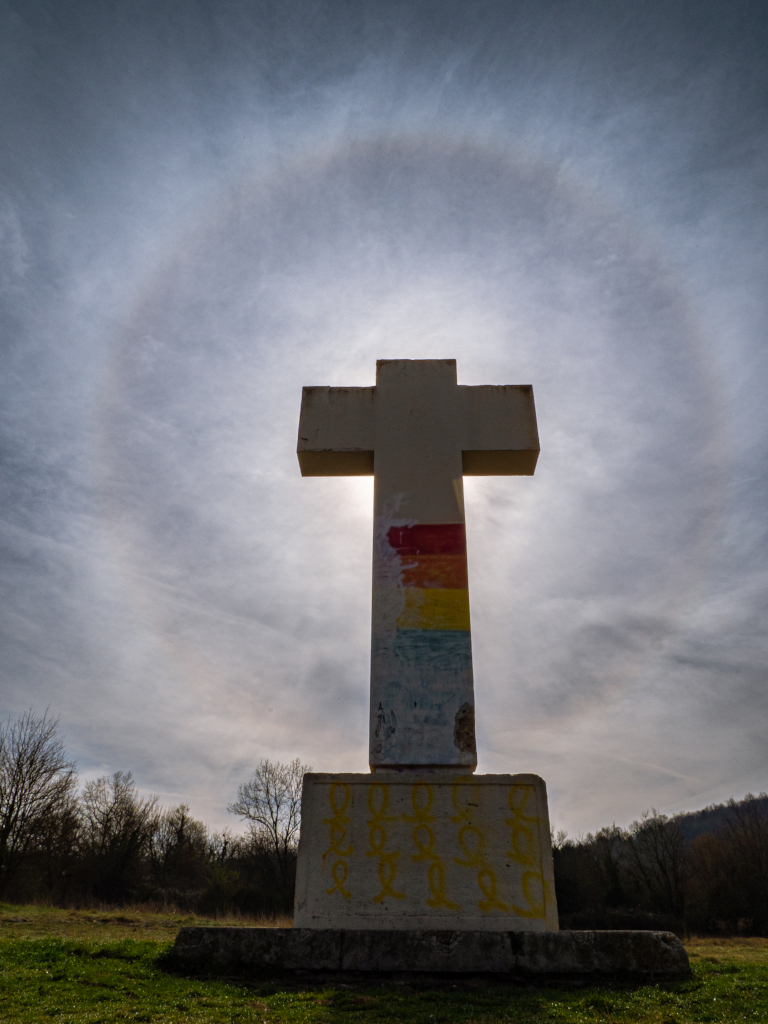Controversia
Un magnífico halo solar enmarca la Cruz del Triai, un controvertido monumento de la comarca cargado de pintadas reivindicativas...

