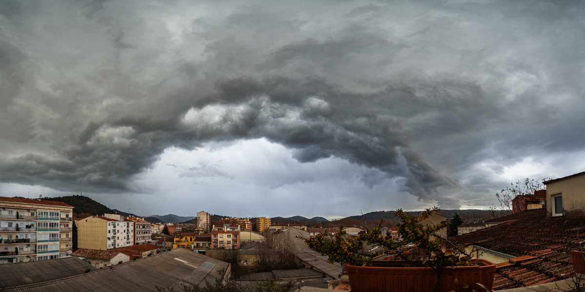 La tormenta ya venía de la comarca vecina del Ripollès, y al llegar a Olot formó un bonito arcus.  Cayeron 5mm en Olot.

Panoràmica de cinco fotos en vertical
