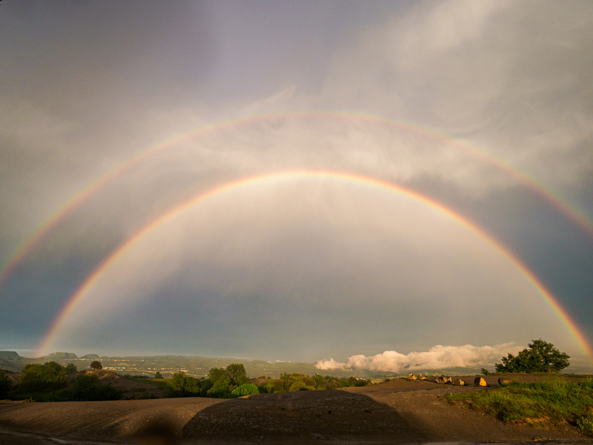 Cuando ya parecía que las tormentas de la tarde habían terminado, se acercó desde el norte una amplia però fina cortina de lluvia. Pensé que si me robrepasaba antes de ponerse el sol podría observarse un bonito arcoiris. Con una luminosidad especial, primero se colorearon las cortinas con el sol casi en el horizonte justo antes de pasar por encima nuestro, y después el arcoiris fué espectacular. La jornada terminó con un no menos espectacular candilazo.
