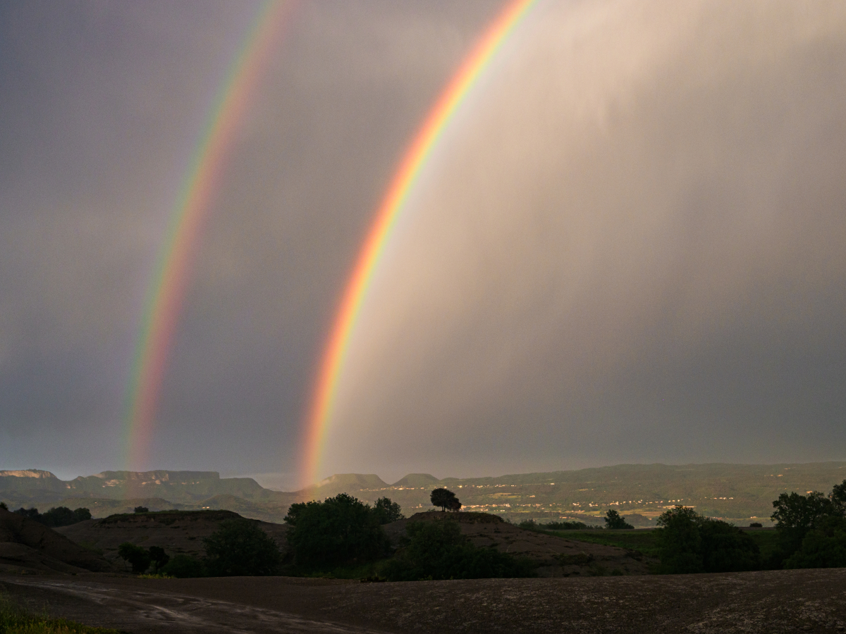 Cuando ya parecía que las tormentas de la tarde habían terminado, se acercó desde el norte una amplia però fina cortina de lluvia. Pensé que si me robrepasaba antes de ponerse el sol podría observarse un bonito arcoiris. Con una luminosidad especial, primero se colorearon las cortinas con el sol casi en el horizonte justo antes de pasar por encima nuestro, y después el arcoiris fué espectacular. La jornada terminó con un no menos espectacular candilazo.
