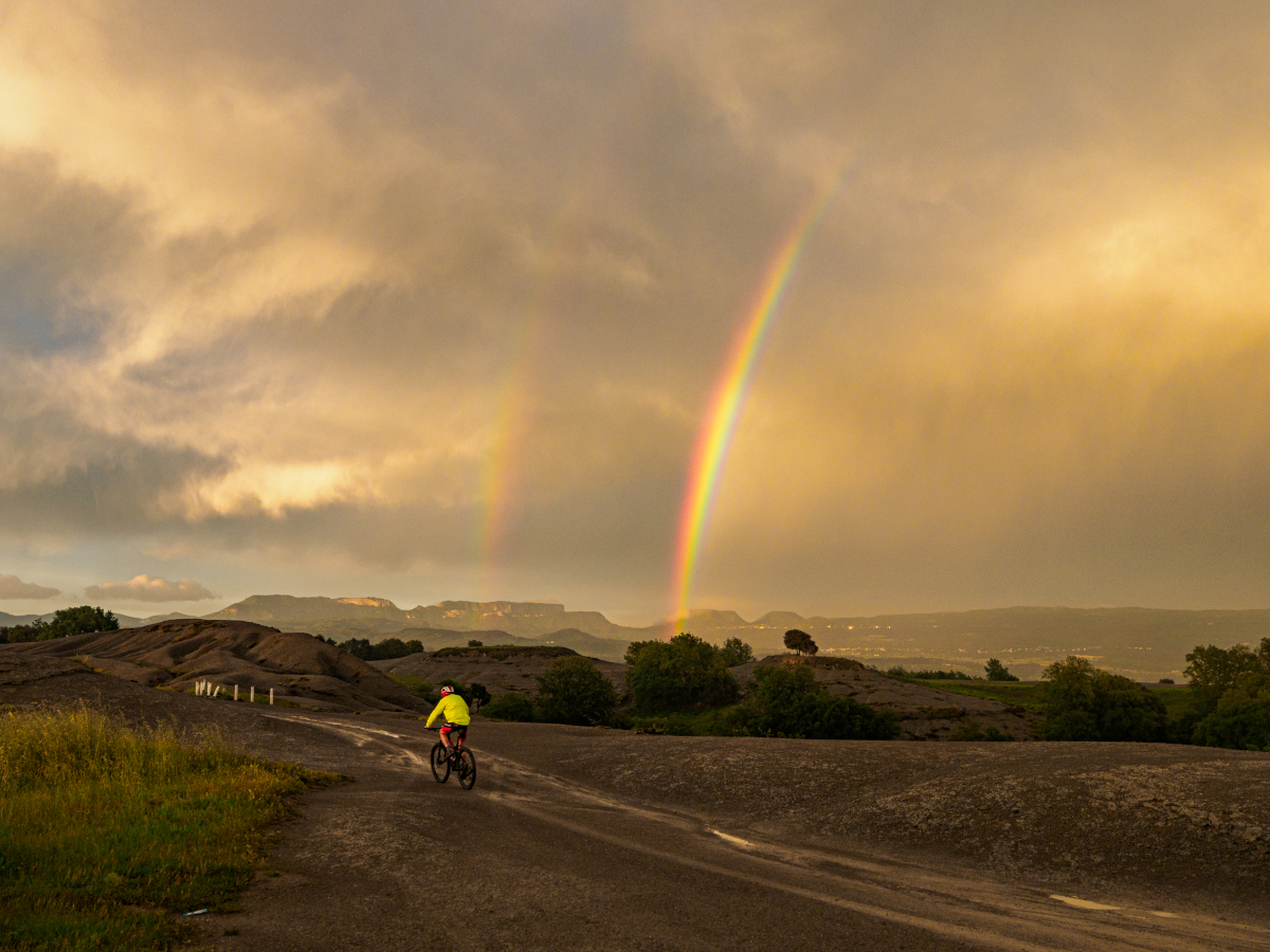 Cuando ya parecía que las tormentas de la tarde habían terminado, se acercó desde el norte una amplia però fina cortina de lluvia. Pensé que si me robrepasaba antes de ponerse el sol podría observarse un bonito arcoiris. Con una luminosidad especial, primero se colorearon las cortinas con el sol casi en el horizonte justo antes de pasar por encima nuestro, y después el arcoiris fué espectacular. La jornada terminó con un no menos espectacular candilazo.
