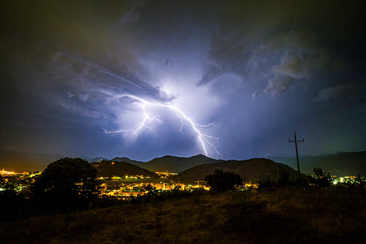 La tormenta venía de poniente, había entrado en Catalunya por las tierras de Lleida y pensé que no llegaría hasta La Garrotxa...    Cuando volví a consultar el radar había avanzado rápida y sin perder poténcia.  Tomé los bártulos y salí a su encuentro...   Llegué justo a tiempo, colocar el trípode y hacer un par de pruebas, y pillar los tres primeros rayos y se acabó.
La tormenta prosiguió su marxa hacia la costa, pero ya solo se veian los relampagos intranube; el espectáculo duró poco pero fue intenso.
