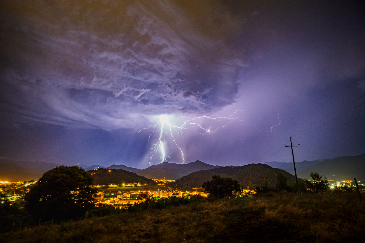 La tormenta venía de poniente, había entrado en Catalunya por las tierras de Lleida y pensé que no llegaría hasta La Garrotxa...    Cuando volví a consultar el radar había avanzado rápida y sin perder poténcia.  Tomé los bártulos y salí a su encuentro...   Llegué justo a tiempo, colocar el trípode y hacer un par de pruebas, y pillar los tres primeros rayos y se acabó.
La tormenta prosiguió su marxa hacia la costa, pero ya solo se veian los relampagos intranube; el espectáculo duró poco pero fue intenso.
