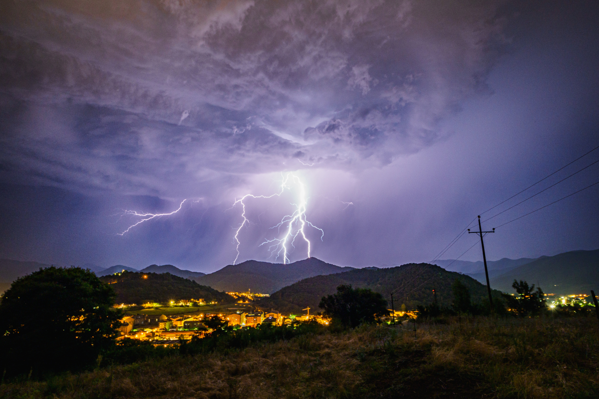 La tormenta venía de poniente, había entrado en Catalunya por las tierras de Lleida y pensé que no llegaría hasta La Garrotxa...    Cuando volví a consultar el radar había avanzado rápida y sin perder poténcia.  Tomé los bártulos y salí a su encuentro...   Llegué justo a tiempo, colocar el trípode y hacer un par de pruebas, y pillar los tres primeros rayos y se acabó.
La tormenta prosiguió su marxa hacia la costa, pero ya solo se veian los relampagos intranube; el espectáculo duró poco pero fue intenso.
