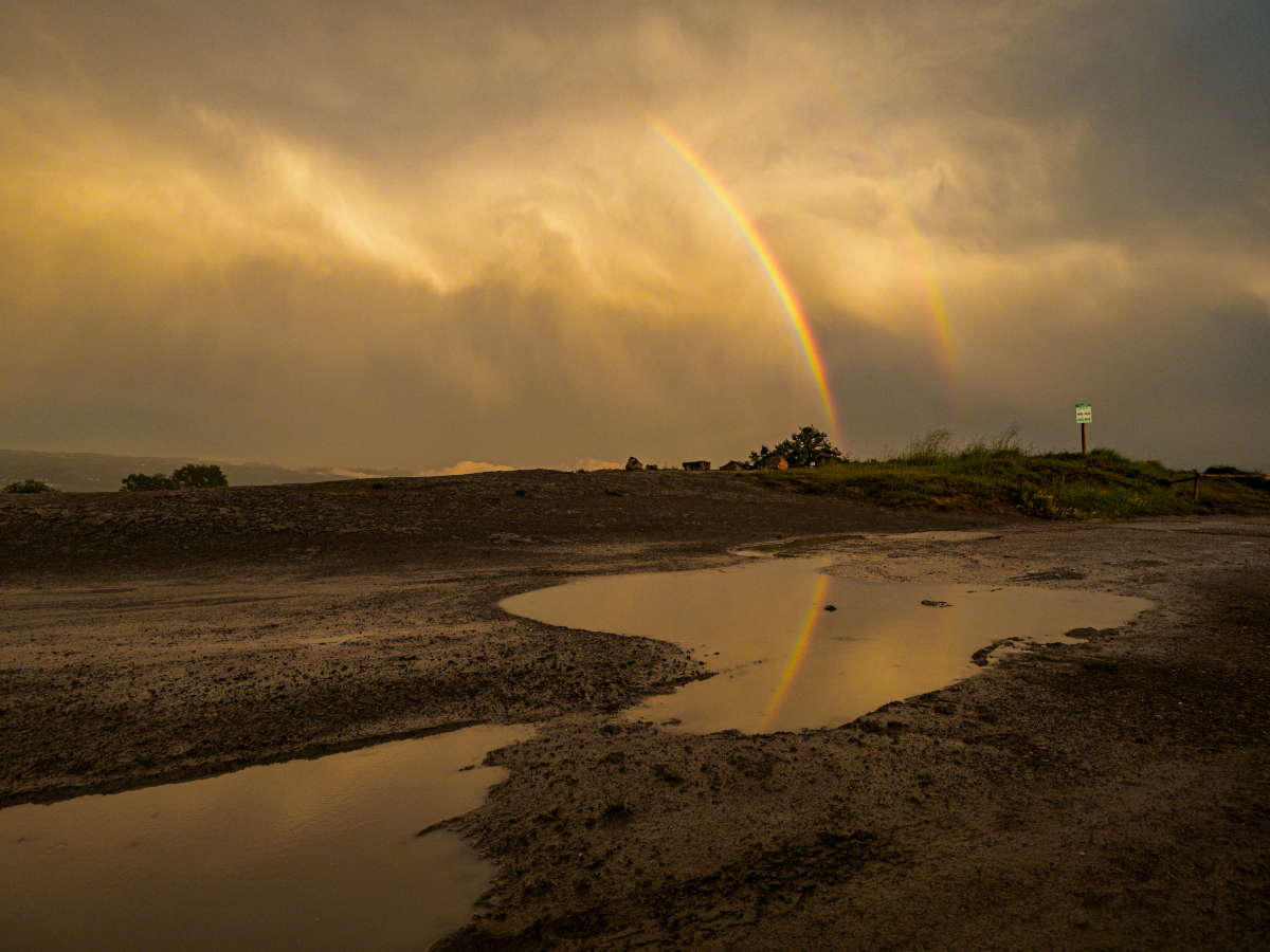 Cuando ya parecía que las tormentas de la tarde habían terminado, se acercó desde el norte una amplia però fina cortina de lluvia. Pensé que si me robrepasaba antes de ponerse el sol podría observarse un bonito arcoiris. Con una luminosidad especial, primero se colorearon las cortinas con el sol casi en el horizonte justo antes de pasar por encima nuestro, y después el arcoiris fué espectacular. La jornada terminó con un no menos espectacular candilazo.
