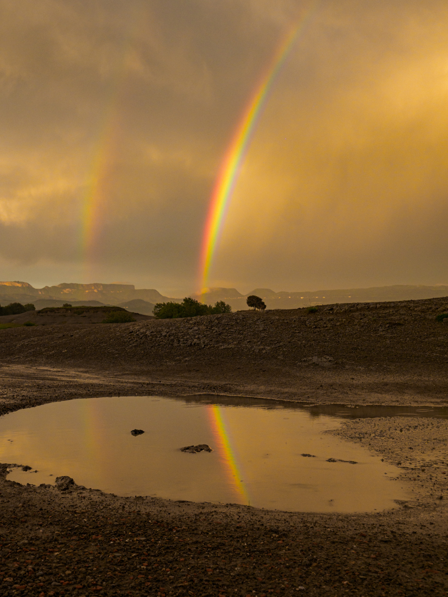 Cuando ya parecía que las tormentas de la tarde habían terminado, se acercó desde el norte una amplia però fina cortina de lluvia. Pensé que si me robrepasaba antes de ponerse el sol podría observarse un bonito arcoiris. Con una luminosidad especial, primero se colorearon las cortinas con el sol casi en el horizonte justo antes de pasar por encima nuestro, y después el arcoiris fué espectacular. La jornada terminó con un no menos espectacular candilazo.
