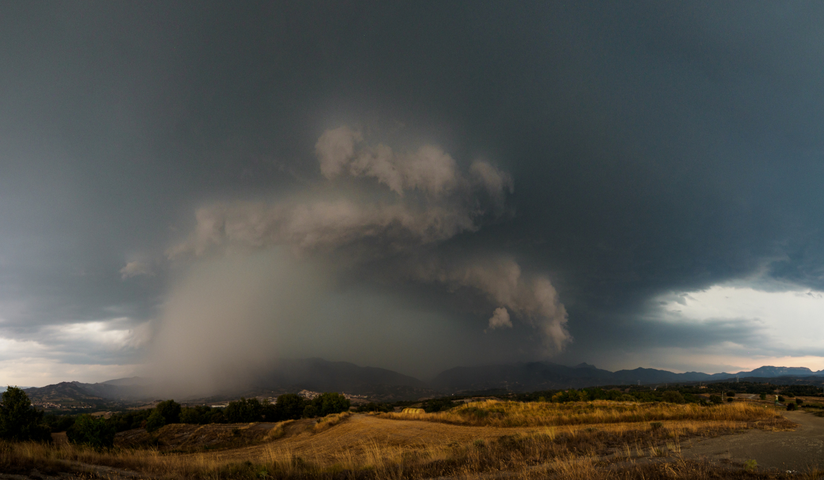 Aquella tarde de agosto esperava la tormenta que se acercaba por detrás de la Sierra de Bellmunt. Justo al pasar la montaña se reactivó en pocos minutos i se convirtió en   esta espécie de monstruo que dejó una impresionante granizada (con piedras grandes como huevos de gallina y más) en Sant Pere de Torelló, pueblo de unos 2500 habitantes. El Ayuntamiento informó que resultaron dañados cerca de 300 coches y un millar de edificios, entre viviendas e industrias.

La foto está tomada a unos dos kilómetros y medio del pueblo en línea recta.
Panorámica de tres fotos.

