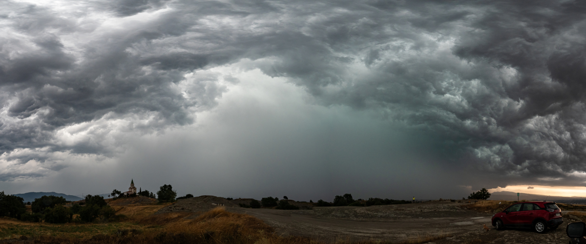 Aquella tarde de agosto esperava la tormenta que se acercaba por detrás de la Sierra de Bellmunt. Justo al pasar la montaña se reactivó en pocos minutos i se convirtió en   esta espécie de monstruo que dejó una impresionante granizada (con piedras grandes como huevos de gallina y más) en Sant Pere de Torelló, pueblo de unos 2500 habitantes. El Ayuntamiento informó que resultaron dañados cerca de 300 coches y un millar de edificios, entre viviendas e industrias.

Des de Puig Agut, a poco más de 4 Km al sur de Sant Pere de Torelló, vimos unos cielos espectaculares mientras la tormenta evolucionaba en principio lentamente hacia el este, pero que al final nos envolvió plenamente. Aquella tarde sobrepasaron los 90 litros en Sau, a poco más de 10 Km de Puig Agut.
Panorámica de once fotos en vertical.
