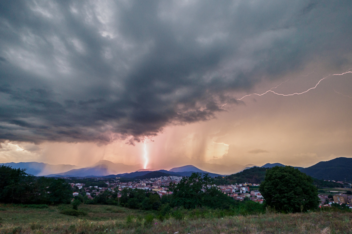 Tormenta de verano al atardecer, en la zona del Puigsacalm y vista desde Olot a contraluz.
