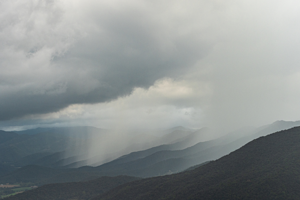 Cortinas de lluvia caían por delante de la tormenta que avanzaba hacia el suroeste, justo al  llegar a la Vall de Bianya.
