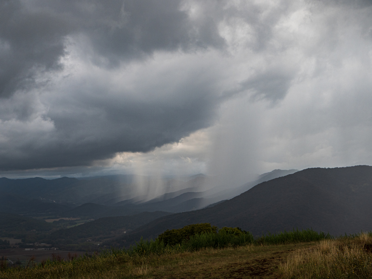 Cortinas de lluvia caían por delante de la tormenta que avanzaba hacia el suroeste, justo al  llegar a la Vall de Bianya.
