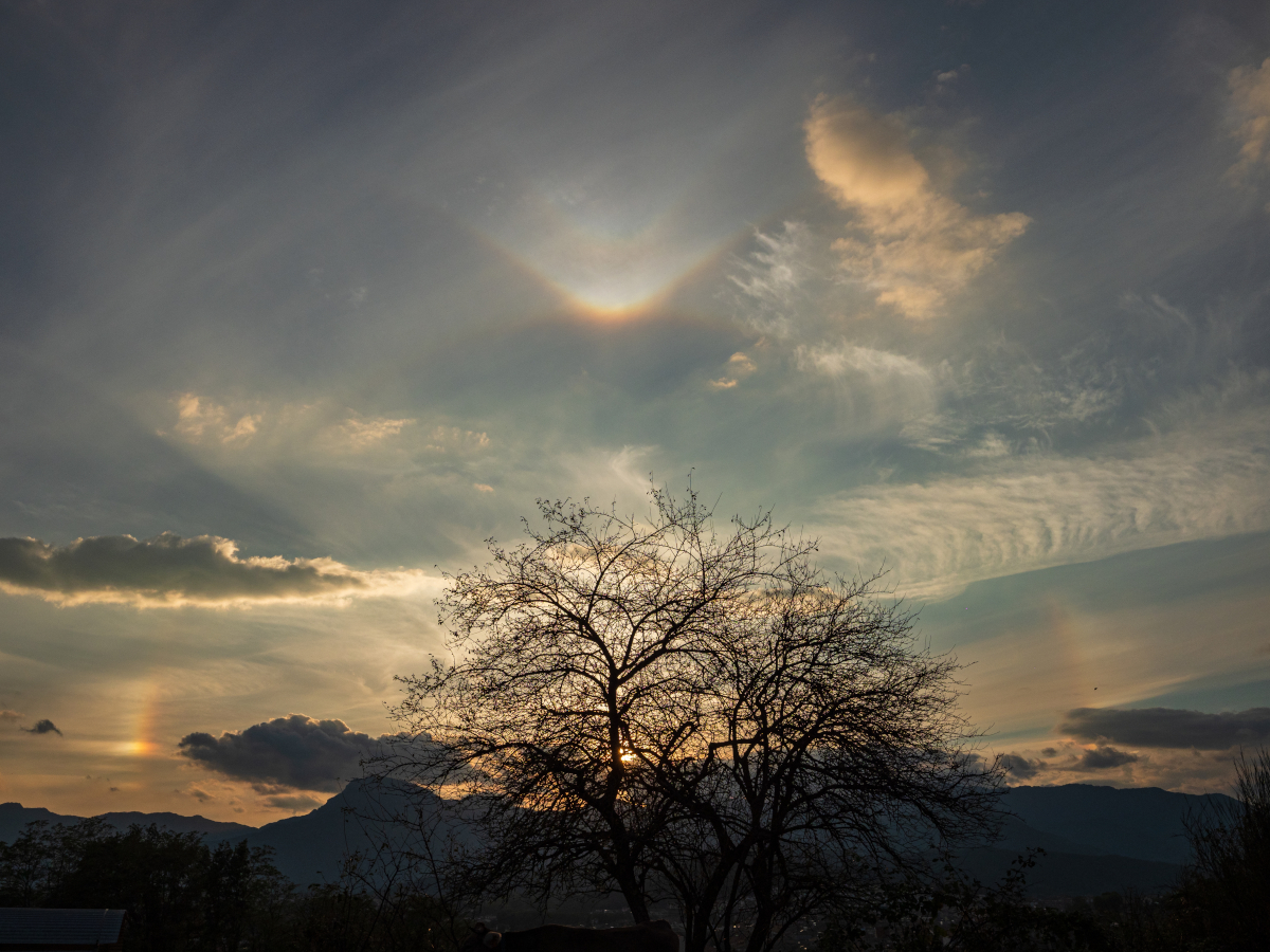 Un halo solar se dejó ver aquella tarde en el cielo de la Garrotxa. No era muy vistoso, pero a ratos iba acompañado de otros fenómenos ópticos asociados más difíciles de ver: arco circuncenital, arco tangente, parhelios…
