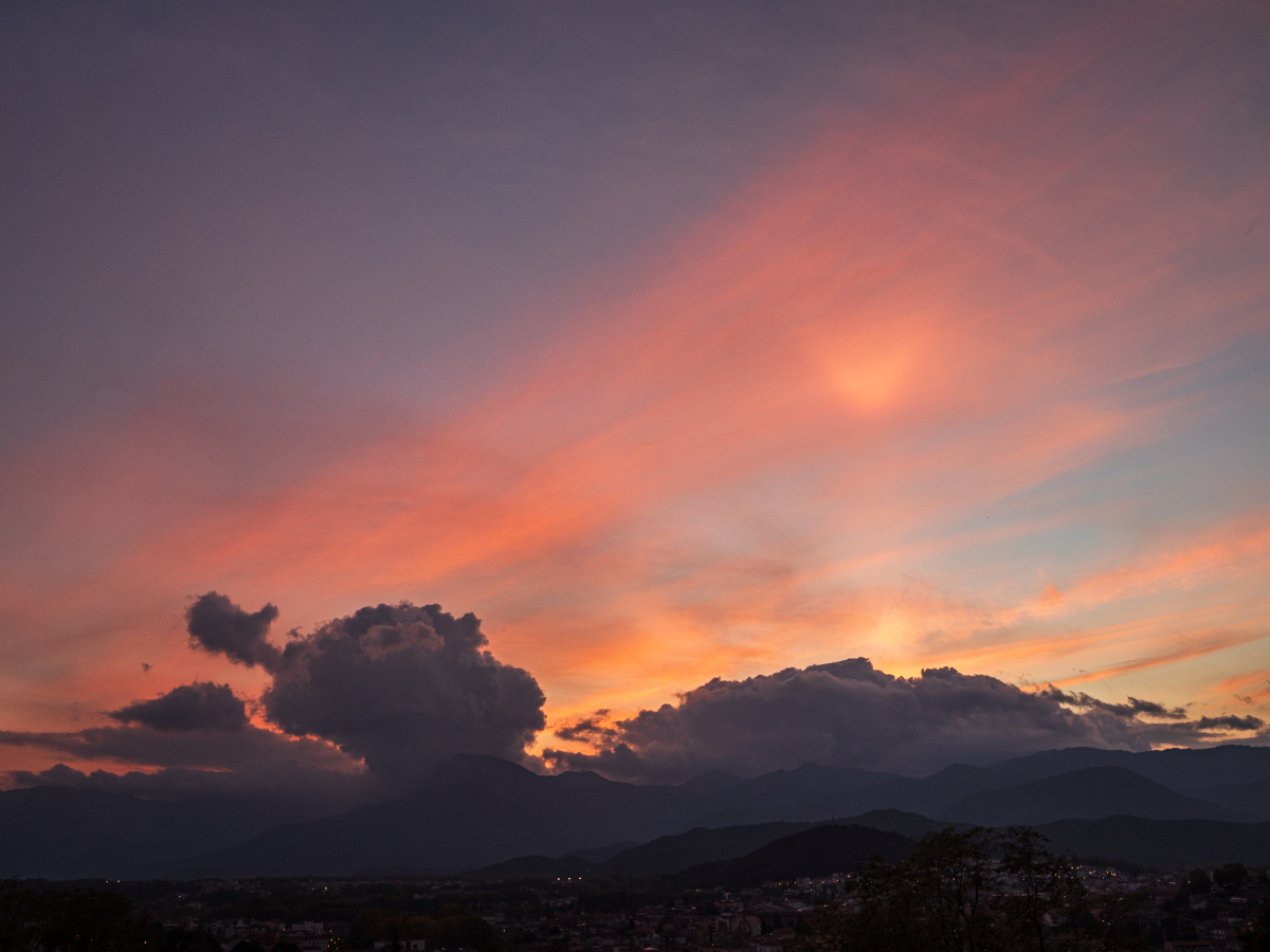 Un halo solar se dejó ver aquella tarde en el cielo de la Garrotxa. No era muy vistoso, pero a ratos iba acompañado de otros fenómenos ópticos asociados más difíciles de ver: arco circuncenital, arco tangente, parhelios…
 El sol se marchó, y al cabo de un rato aún se podían ver los restos del arco tangente muy rojizo en lo alto de lo que parecía ser un pilar de luz.
