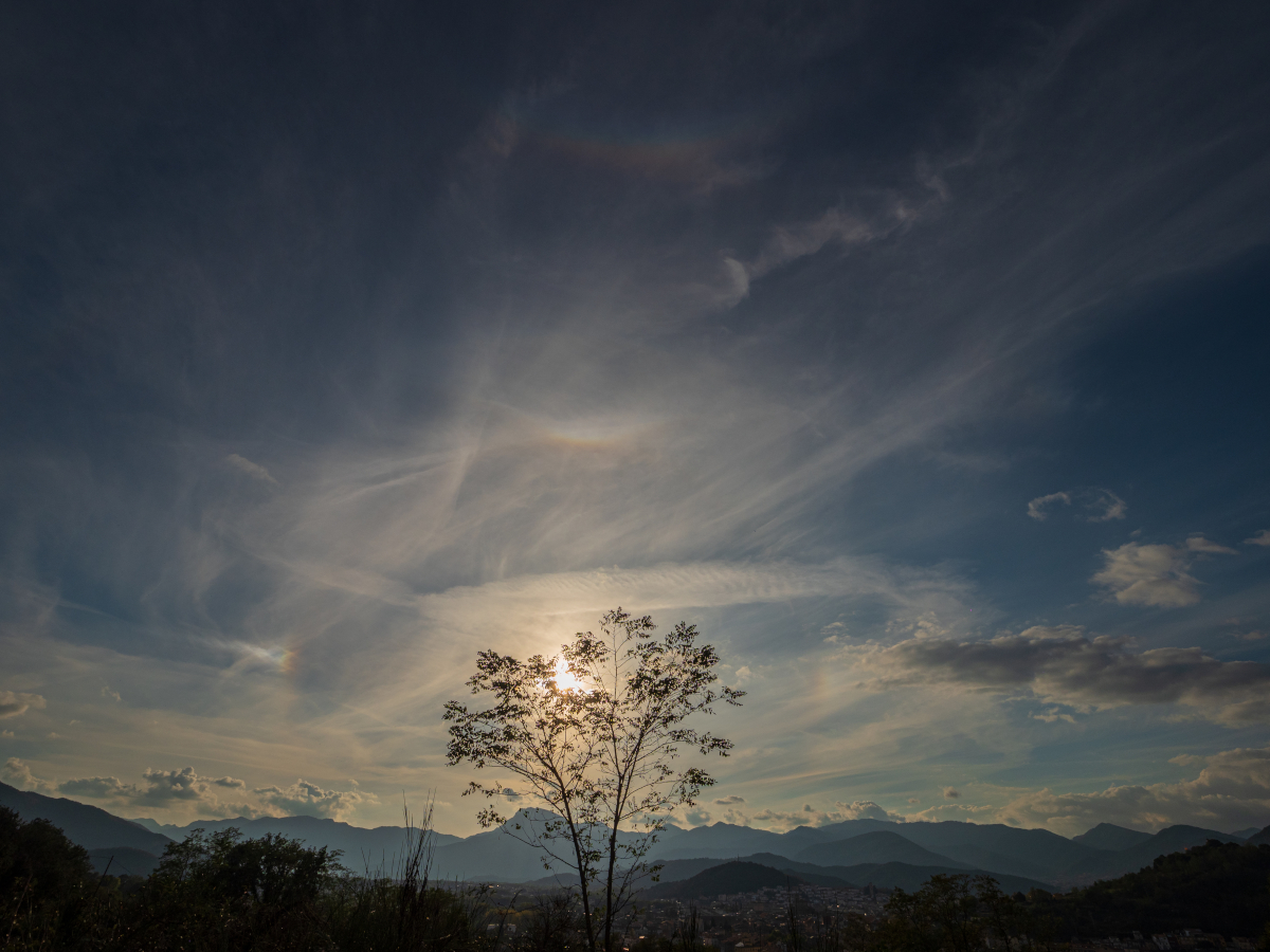 Un halo solar se dejó ver aquella tarde en el cielo de la Garrotxa. No era muy vistoso, pero a ratos iba acompañado de otros fenómenos ópticos asociados más difíciles de ver: arco circuncenital, arco tangente, parhelios…
