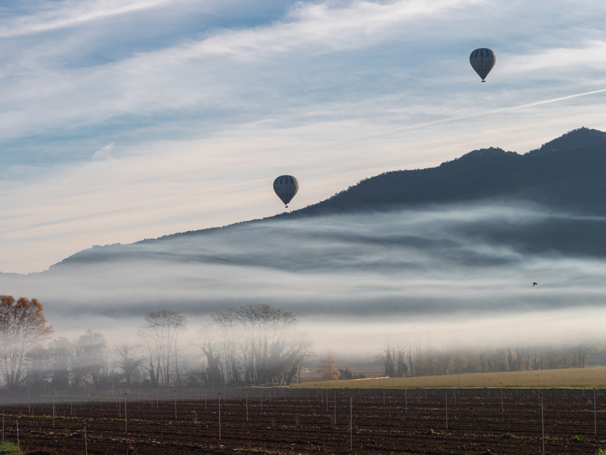 El humo de una fábrica cercana se mantenía a ras de suelo debido a la inversión térmica que había este día en la Vall d'en Bas, con una temperatura rondando los 0 grados en el fondo del valle.
