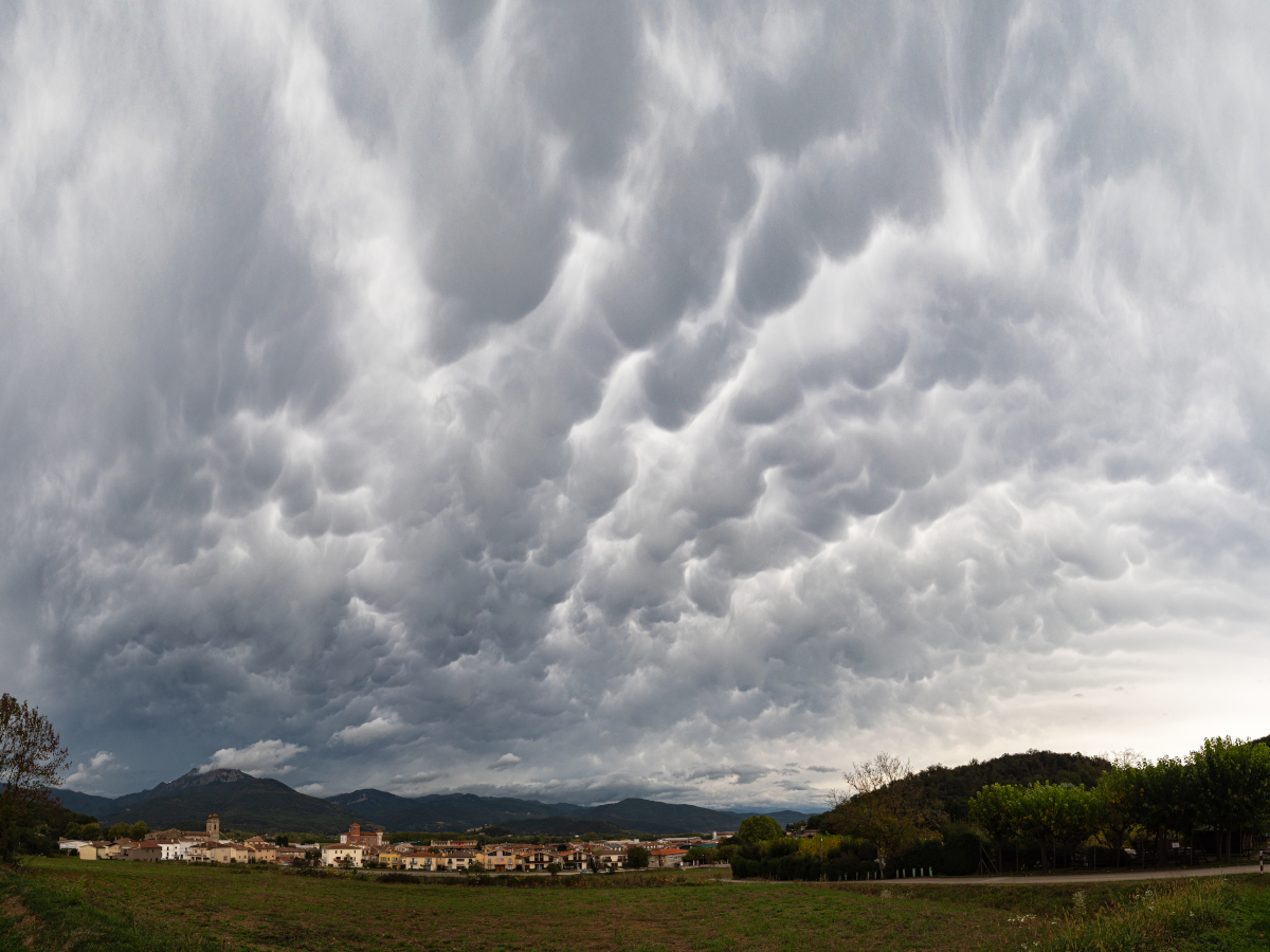 Un cielo lleno de mammatus en La Garrotxa, asociados a la tormenta que se acercaba desde la vecina comarca de Osona.
