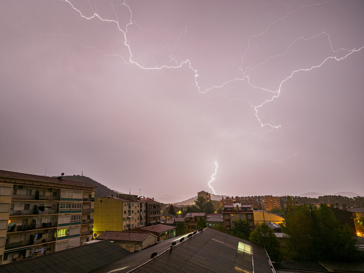 Una tormenta con muchos rayos iluminaba a intervalos más o menos regulares la ciudad de Olot.
