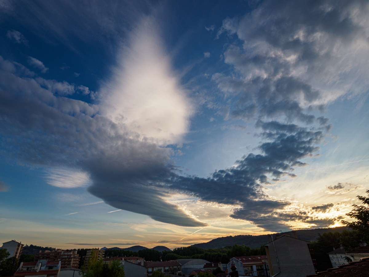 Madrugada con algunos lenticulares en el cielo de Olot, y por un rato se pudo ver una nube que llegó a tener una forma diría que muy singular...
