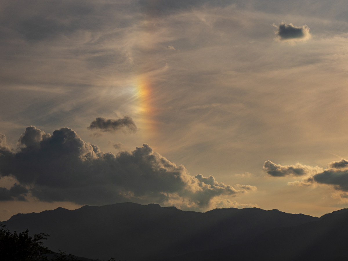 Un halo solar se dejó ver aquella tarde en el cielo de la Garrotxa. No era muy vistoso, pero a ratos iba acompañado de otros fenómenos ópticos asociados más difíciles de ver: arco circuncenital, arco tangente, parhelios…

Detalle del parhelio que a ratos era espectacular.
