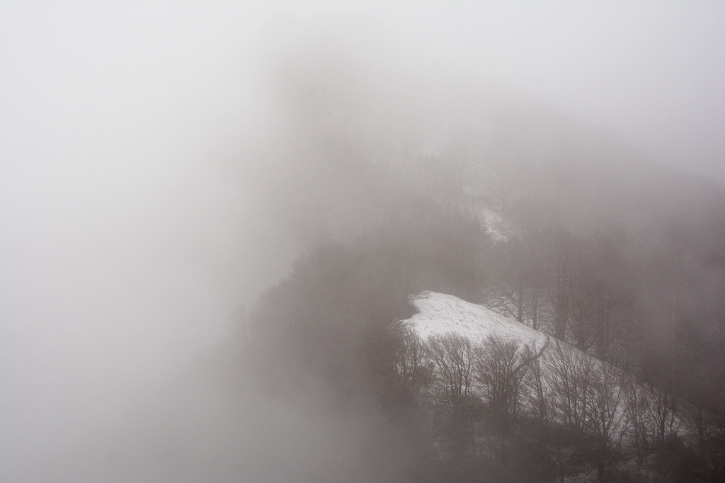 Camino entre nieblas.
Mañana fría camino del Puigsacalm (1515m.), entre nieblas que escondían las montañas (se adivina la silueta del Puig Tossell) y una ligera nevada.
