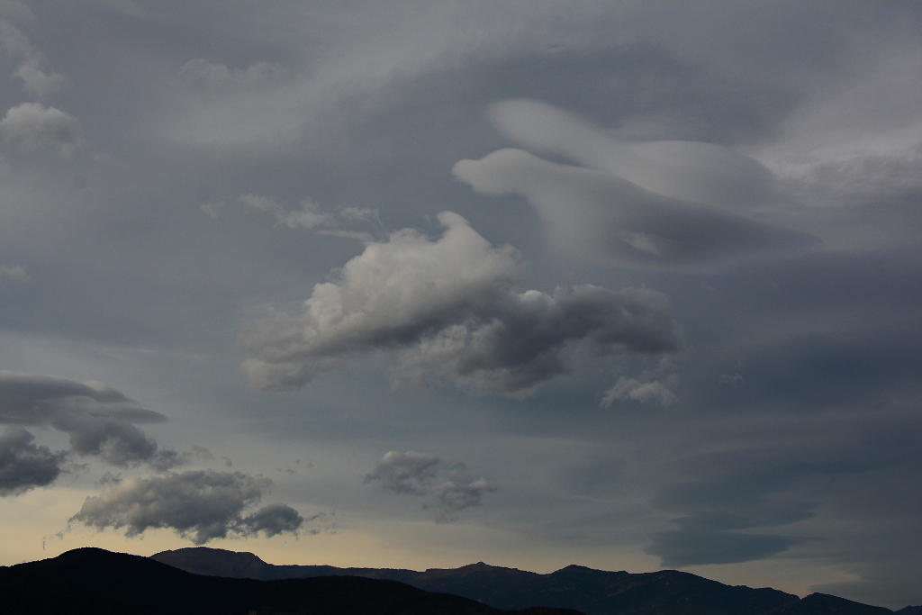 Más fantasías...
Tarde espectacular de lenticulares y nubes cambiantes, y por un momento creí ver un par de focas flotando en el cielo por encima de La Garrotxa.
Álbumes del atlas: ZFP15 lenticularis