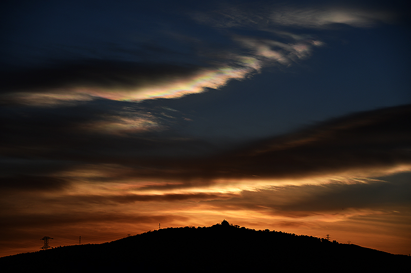 Esa tarde se presentaron algunas formaciones de cirrocumulus y cirrostratus que, aunque lejanas, permitieron ver algunas coloraciones rosadas y verdes en los bordes.
