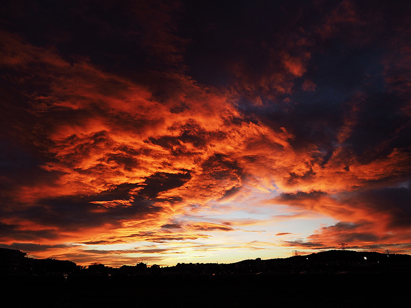 Típico atardecer de un día de viento, el aire limpio de impurezas permitió que los colores se mostraran con mayor intensidad. Realmente fue uno de los días más transparentes del año, el sol todavía lucía de color amarillo (y no tan enrojecido como suele ser habitual) al desaparecer por el horizonte. 
