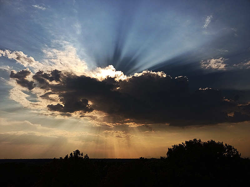 Nubes de tarde de verano, las primeras que se observaron tras muchos días de cielos completamente rasos, tras el paso de una ola de calor en plena canícula.
