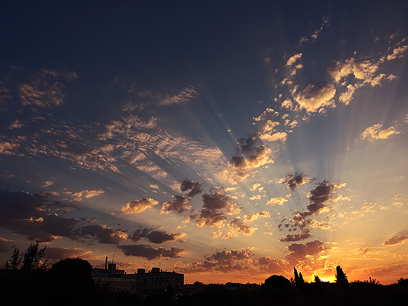 Bien cargaditos de nubes ya de buena mañana, cuando tan temprano uno observa algo así espera posteriores desarrollos, pero desgraciadamente en este caso se disiparon poco después y el cielo quedó raso. 
