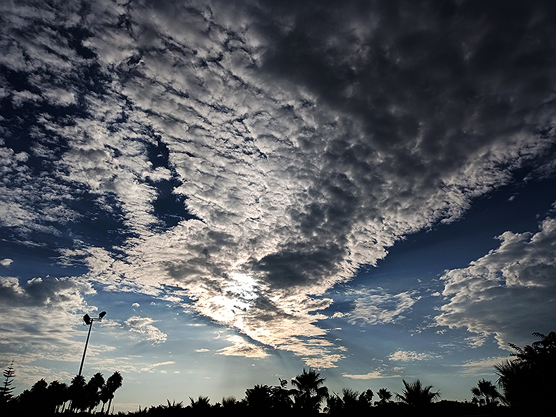 Estas nubes fueron la primera avanzadilla, a primera hora de la mañana, de un frente lluvioso que en horas posteriores dejó en la zona generosas cantidades, con chubascos tormentosos que se alargaron hasta bien entrada la tarde. Mirando hacia el oeste -al lado opuesto de la foto- ya se veía el muro de nubes de lluvia aproximándose y unos instantes después el cielo quedó completamente oscuro. 
