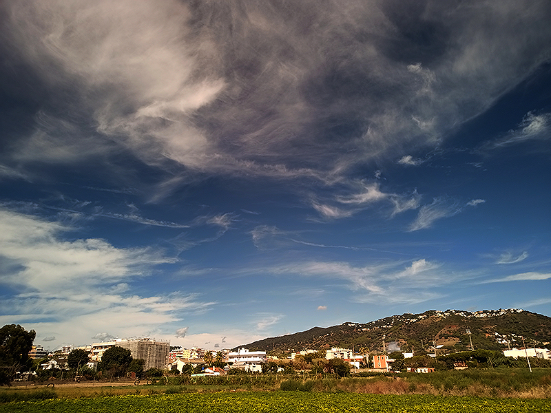 Una imagen tomada en un día limpio y luminoso tras unas lluvias. Empezaban a aparecer los primeros cúmulos de la mañana, que no se desarrollaron demasiado ese día. 
