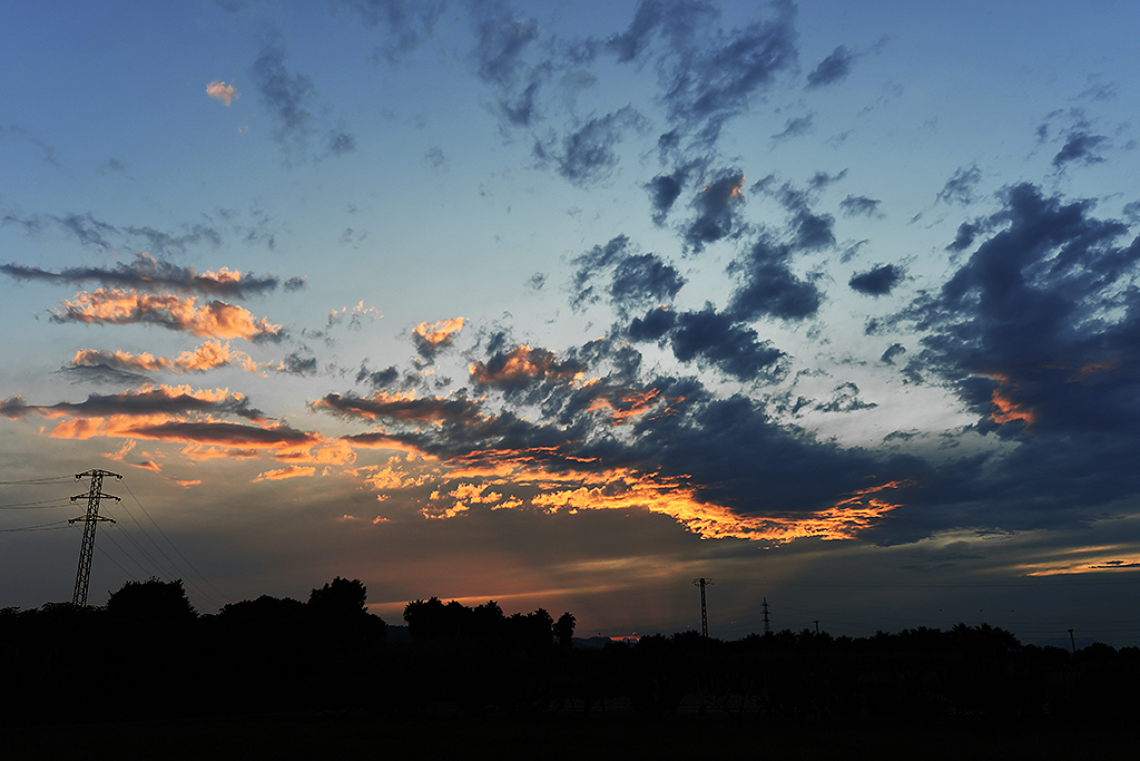 Un vistoso atardecer decorado con las nubes residuales que se desgajaron de las tormentas formadas en el interior de la provincia de Barcelona ese día, ya prácticamente disipadas. 
