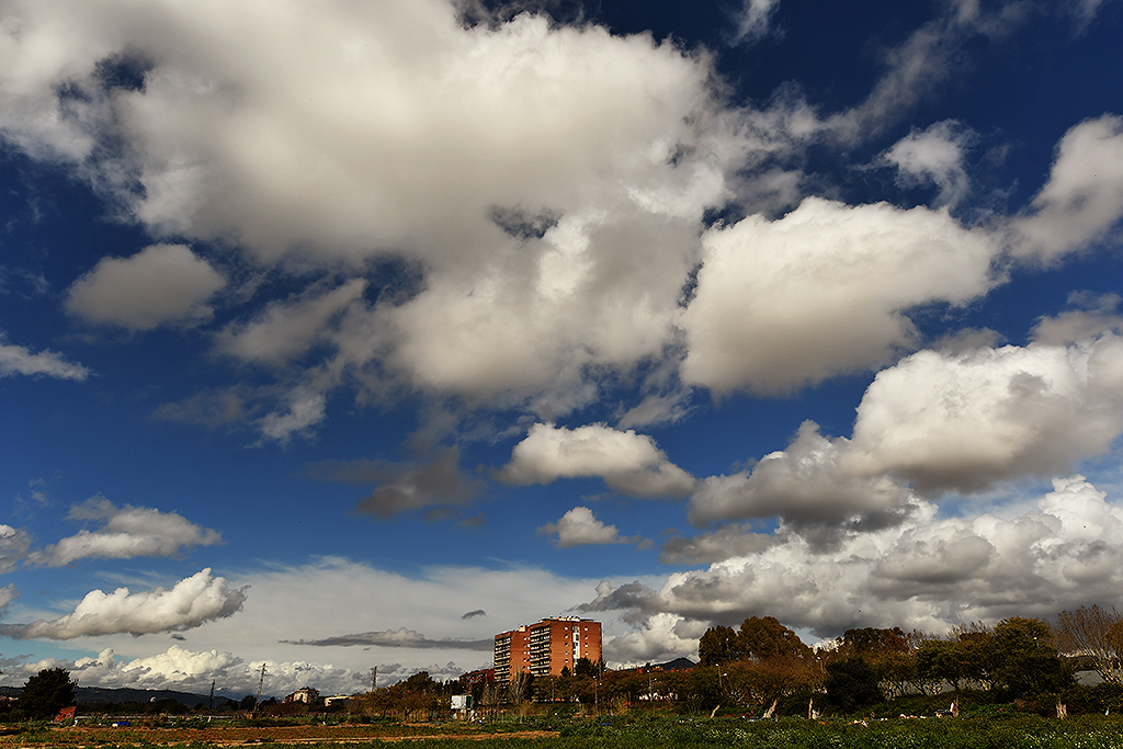 El clásico cielo variable que podemos observar durante el paso de una borrasca, esa misma mañana había amanecido lloviendo y la noche anterior acontecieron chubascos abundantes, un breve despeje precedía a la formación de más nubes que en pocos minutos volvieron a cubrir el cielo de nuevo, aunque las precipitaciones ya fueron de escasa consideración. 
