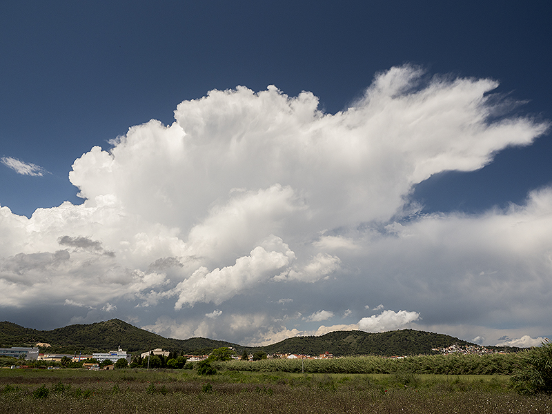 Tormentas formándose muy localizadas en el prelitoral, pero que no nos afectan porque se desplazan paralelas a la costa, de oeste a este, dispersándose y regenerándose una tras otra de forma constante. Poco tiempo después sólo quedaba de ellas algún banco de estratocúmulos. 

