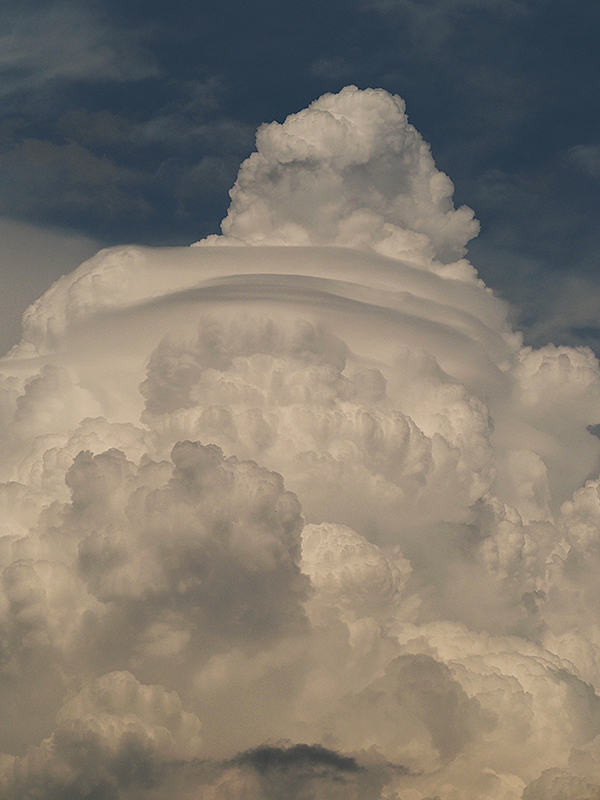 Atlas: Cumulus congestus pileus
Gran cúmulo en la lejanía captado cómodamente desde el balcón a la hora de máxima actividad convectiva, presentaba una formación pileus que ya había sido alcanzada y empezaba a fusionarse con la nube principal.
