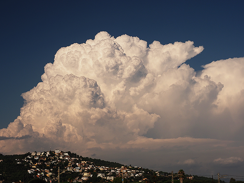 Nubes creciendo y ya descargando sobre el sur de la Costa Brava, observadas desde el Alto Maresme. Estas tormentas se han formado durante un episodio de inestabilidad que ya el día anterior había precipitado más de 80 mm en el punto de observación. Sin embargo, ahora discurrieron más hacia el norte y pudieron contemplarse las formaciones en todo su esplendor. 
