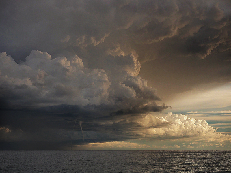 Esa tarde se formaron algunos chubascos en el interior del mar frente a las costas del Maresme, y aunque la nube tenía un relativamente escaso desarrollo vertical dadas las frías condiciones reinantes, fue capaz de llegar a producir hasta 4 mangas marinas, dos de las cuales se observan en la imagen. 
