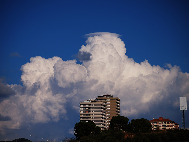 Cumulus con pileus
OLYMPUS DIGITAL CAMERA         
