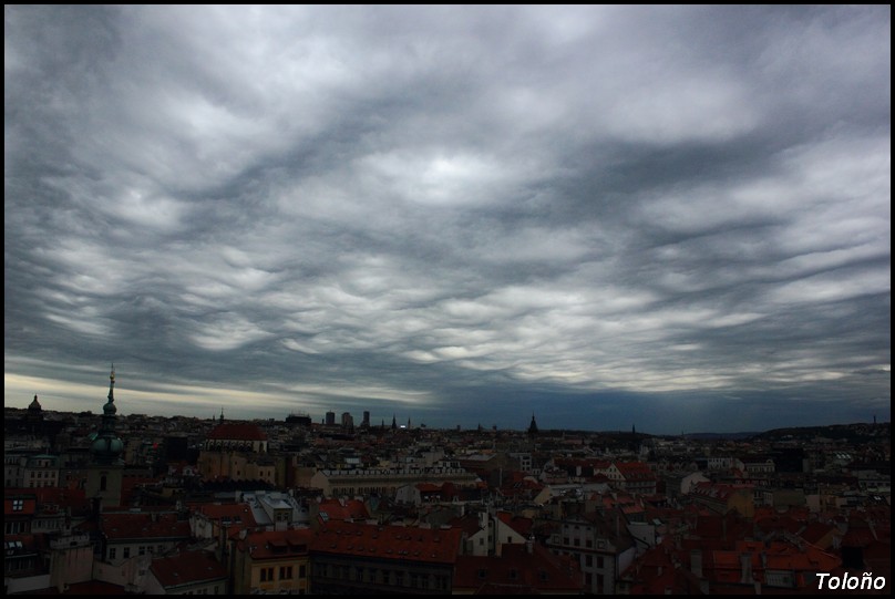 La cercanía de una línea de tormentas da lugar a este tipo de nubosidad ("altoestratus undulatus" o "asperatus") sobre la capital checa.
