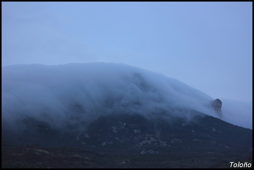 Nubes de retención
Nubosidad de retención que se suele dar en las Sierras de Toloño y de Cantabria cuando tenemos vientos de N-NO
